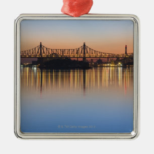 Angesehen von Manhattan über dem East River. Ornament Aus Metall