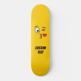 Angesicht, die einen Kuss werfen Skateboard