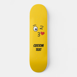 Angesicht, die einen Kuss werfen Skateboard