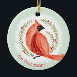 Angestrichener Kardinal Name und Foto für benutzer Keramikornament<br><div class="desc">Dieses zweiseitige,  in Keramik gehaltene Weihnachtsschmuck mit einem bemalten roten Kardinal in einem modernen Kiefernkranz und personalisiertem Familiennamen ist eine großartige Ergänzung zu Ihren Weihnachtsdekorationen im Winter. Passen Sie den Rücken des Ornaments mit einem Foto an und geben Sie diesen Schmuck als Geschenk oder für sich selbst behalten.</div>