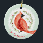 Angestrichener Kardinal Name und Foto für benutzer Keramikornament<br><div class="desc">Dieses zweiseitige,  in Keramik gehaltene Weihnachtsschmuck mit einem bemalten roten Kardinal in einem modernen Kiefernkranz und personalisiertem Familiennamen ist eine großartige Ergänzung zu Ihren Weihnachtsdekorationen im Winter. Passen Sie den Rücken des Ornaments mit einem Foto an und geben Sie diesen Schmuck als Geschenk oder für sich selbst behalten.</div>
