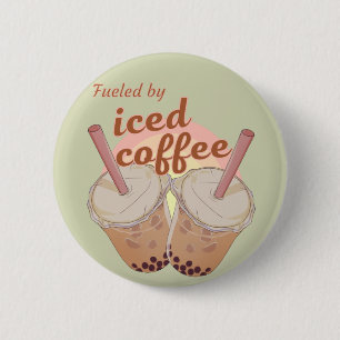 Angetrieben von eisgekühltem Kaffee. Geschenk für Button