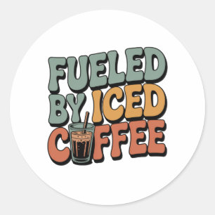 Angetrieben von Eiskaffee Runder Aufkleber