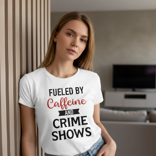 Angetrieben von Kaffe und Krimi-T-Shirt T-Shirt