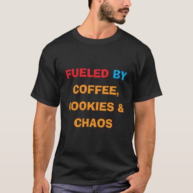 Angetrieben von Kaffee Keksen & Chaos | Lustiges W T-Shirt (Vorderseite)