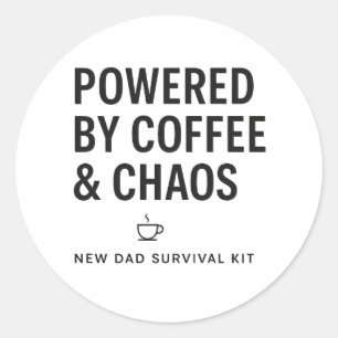Angetrieben von Kaffee und Chaos - New Dad Surviva Runder Aufkleber
