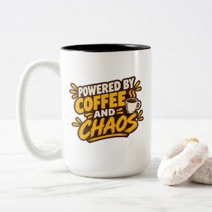 Angetrieben von Kaffee und Chaos Zweifarbige Tasse