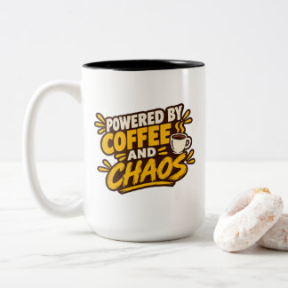 Angetrieben von Kaffee und Chaos Zweifarbige Tasse