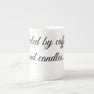 Angetrieben von Kaffee und Kerzen. Prozellantasse