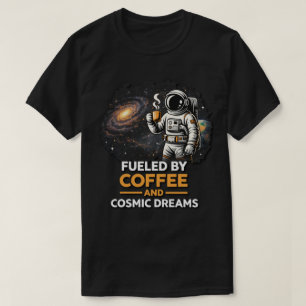 Angetrieben von Kaffee und kosmischen Träumen T-Shirt