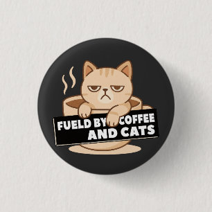 Angetrieben von Kaffee und süßen schlafenden Katze Button