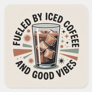 Angetrieben von kaltem Kaffee und guter Laune Quadratischer Aufkleber