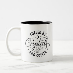 Angetrieben von Kristallen und Kaffee Spaß Hallowe Zweifarbige Tasse