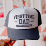 Angewohnter erster Vater Funny New Dad Vatertag Truckerkappe<br><div class="desc">Custom First Time Vater Funny New Dad Vater's Day Trucker Hat: ein perfektes Geschenk für erstmalige Väter! Dieser LKW-Hut ist individuell an ein individuelles Jahr anpassbar und eignet sich hervorragend für Babyduschen,  Vaterschaft oder das tägliche Leben von Papa.</div>