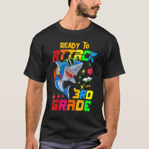 Angriff Dritter Teamschüler der dritten Klasse auf T-Shirt