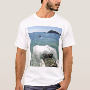 Angriff mit Amphibienfahrzeugsfahrzeuge nehmen die T-Shirt