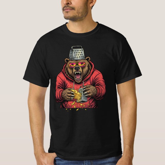 Angry Bear Grating Cheese with Cheese Grater Hat T-Shirt (Vorderseite)