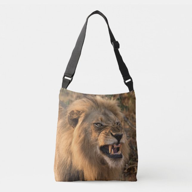 Angry Lion in natürlicher Umgebung Tragetaschen Mit Langen Trägern (Vorderseite)