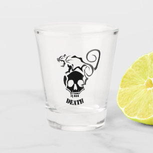 Angry Rat auf einem bösen Schädel Schnapsglas