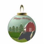 Angus-Kuh-Weihnachtsbauernhof-Verzierung Fotoskulptur Ornament<br><div class="desc">Eine andere Karte,  die in eine Verzierung umgewandelt worden ist. Eine Angus-Kuh ist vor einer roten Scheune auf einem verzierten Weihnachtsbaumbauernhof stehend,  der jeder ein glücklichen Feiertag wünscht.</div>