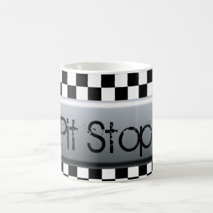 Anhalten des Prüfzeichens Kaffeetasse