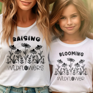 Anheben von Wildblumen Schwarz-weiß, die Mami-Mic T-Shirt