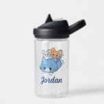 Anime Tom, Jerry und Tuffy Trinkflasche<br><div class="desc">Diese anmutige Anima-Grafik zeigt Tom, Jerry und Tuffy in einer schönen Darstellung von Kameradschaft und Spaß. Tom, die große graue Katze, hat ein großes, einladendes Lächeln und dient als weicher und gemütlicher Sitzplatz für seine kleinen Freunde. Jerry, die braune Maus, und Tuffy, die graue Maus, sind glücklich über Tom herumgekraubt...</div>