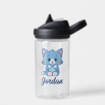 Anime Tom und Jerry - Tom Trinkflasche<br><div class="desc">Diese lebendige Grafik erfasst "Tom", die geliebte blaue Katze aus der japanischen Version von "Tom und Jerry", in einem Moment purer Freude. Toms Fell ist eine strahlende Blautöne, ergänzt durch subtile hellblaue Highlights, die seinen fröhlichen Ausdruck unterstreichen. Seine hellgrünen Augen, mit einem Hauch von Gelb versehen, funkeln mit Unheil und...</div>