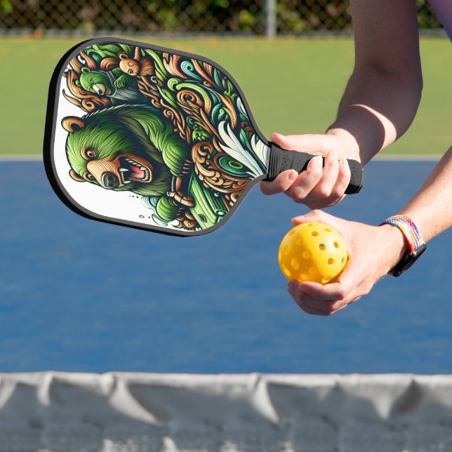 Animierte Bären fahren mit einem grünen Auto Pickleball Schläger (InSitu)