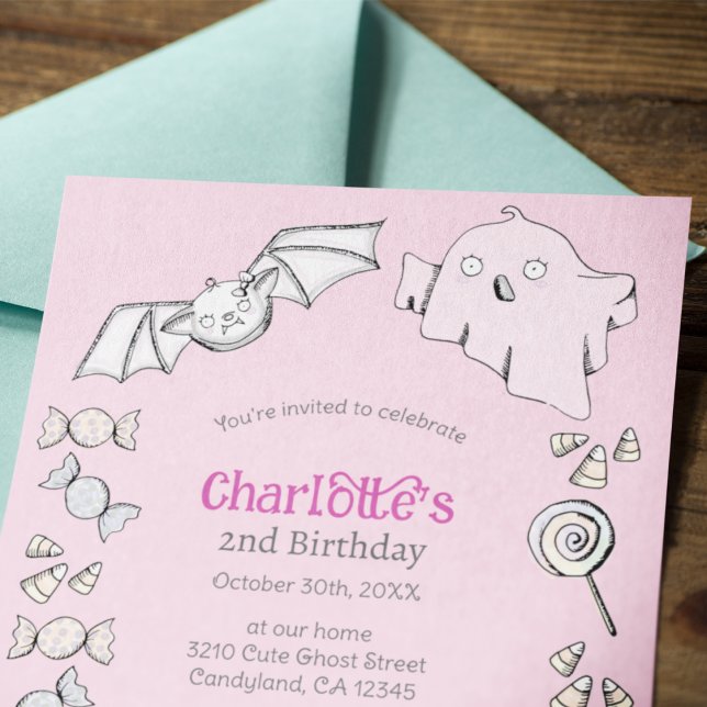 Aniversario de los niños de Halloween de dulce dul Einladung (Cute Pink Halloween Kids Birthday Invitation. Hand Drawn Adorable Baby Bat, Ghost, Candy, Lolipops.)