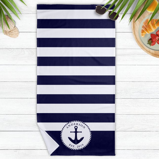 Anker für Schiffe der Marine, blau und weiß Strandtuch (Navy Blue and White Nautical Beach Towel with Anchor and Stripes - Type Your Text Before Ordering)