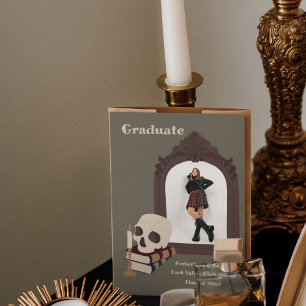 Ankündigung des Abschlusses der Dark Academia Foto