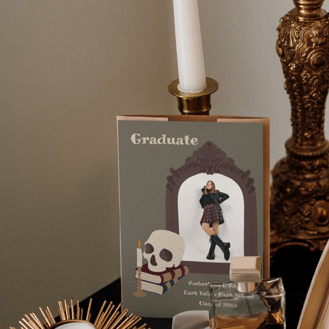 Ankündigung des Abschlusses der Dark Academia Foto (Von Creator hochgeladen)