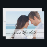 Ankündigung des zeitlosen Chic-Save the Date-Fotos<br><div class="desc">Stilvolle Save the Date Foto-Ankündigung mit einem durchsichtigen, weißen Banner mit elegantem, modernem Kalligraphieskript-Sprichwort "Save the Date".</div>