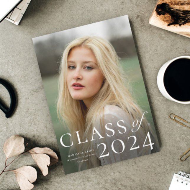 Ankündigung eines eleganten Foto-Abschlusses (Elegant typography class of 2024 photo graduation magnetic announcement.)