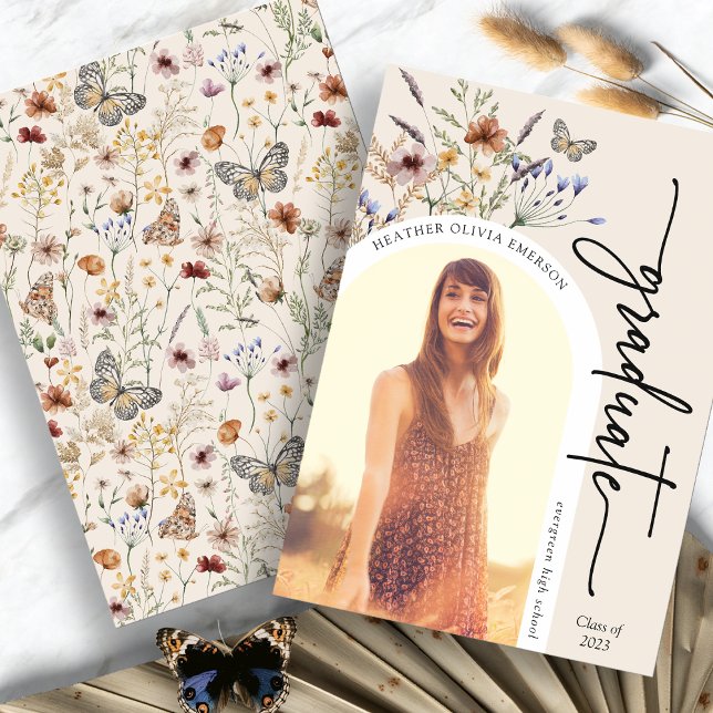 Ankündigung eines modernen Blumenstuhls (Modern Floral Graduate Picture Announcement with Butterfly by Painted Paperie
)