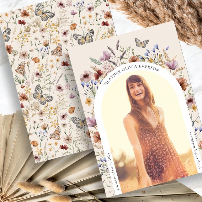 Ankündigung von Boho Graduate (Boho Wildflower Watercolor Graduate Announcement with Butterfly by Painted Paperie
)