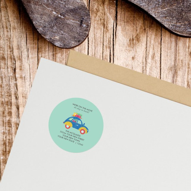 Ankündigung von Funky Car Moving Runder Aufkleber (Blue car teal background return address label
)