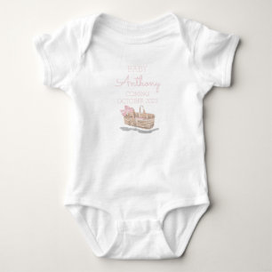 Ankündigung von Nachnamen Baby-Aktionskorb Pink Cu Baby Strampler