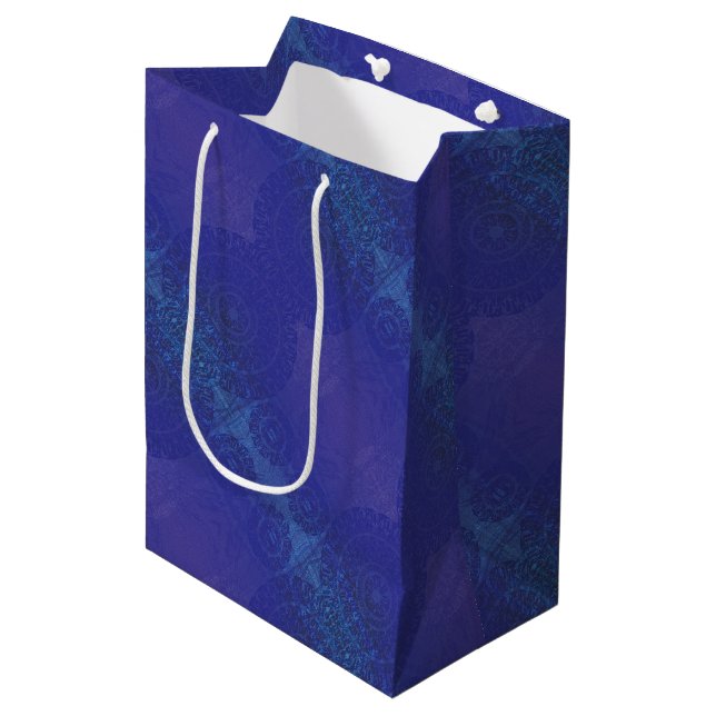 Annahme | Blue Indigo Violet Boho Medallions Mittlere Geschenktüte (Vorderseite Schrägansicht)