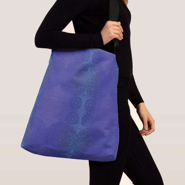Annahme | Blue Indigo Violet Boho Medallions Tragetaschen Mit Langen Trägern (Von Nahem)