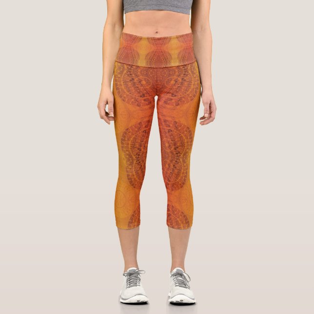 Annahme | Red Orange Yellow Boho Medallions Capri Leggings (Vorderseite)
