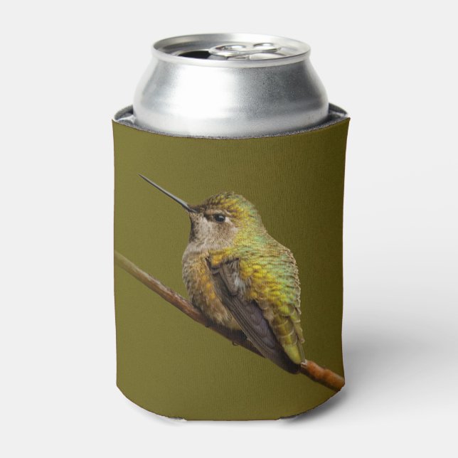 Anna's Hummingbird Sits auf dem Scarlet Trumpetvin Dosenkühler (Kanne Vorderseite)