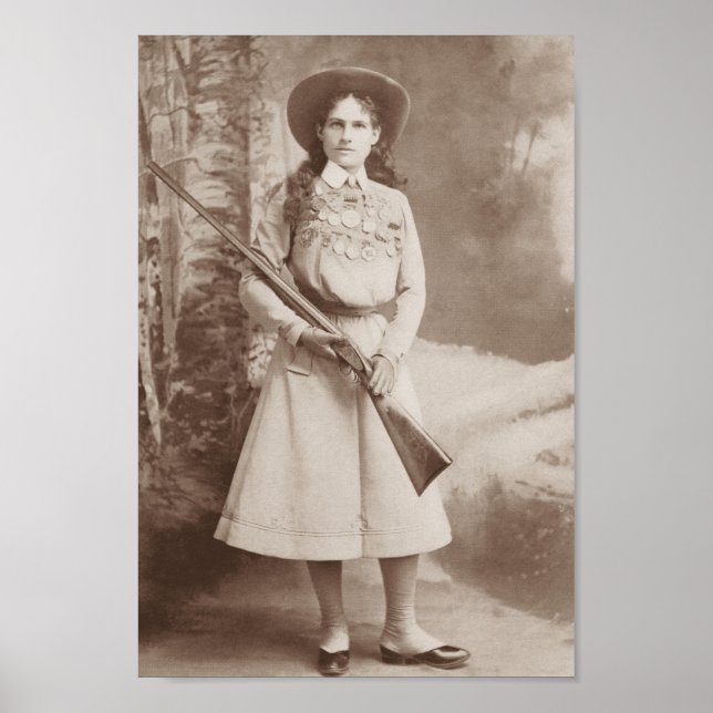 Annie Oakley Holding A Rifle - 1899 Poster (Vorne)