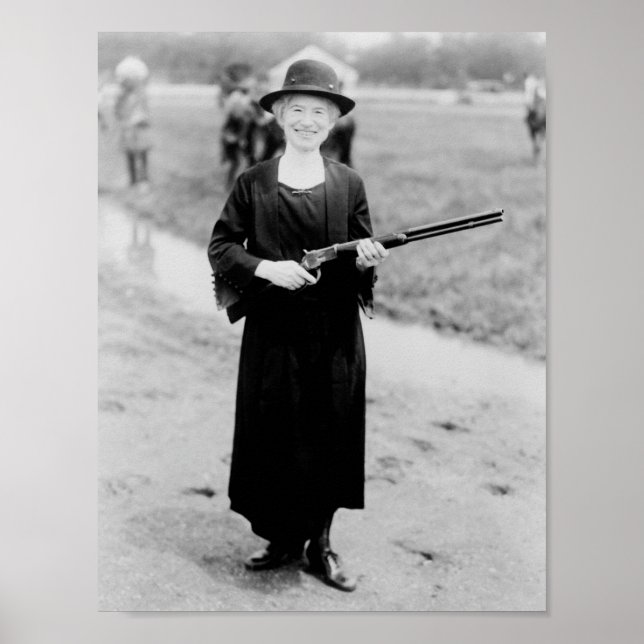 Annie Oakley Holding Rifle - 1922 Poster (Vorne)