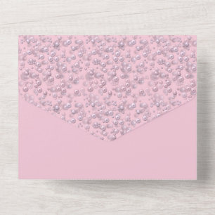 Anordnungen von weiß-rosa Perlen auf rosa Samt All In One Einladung
