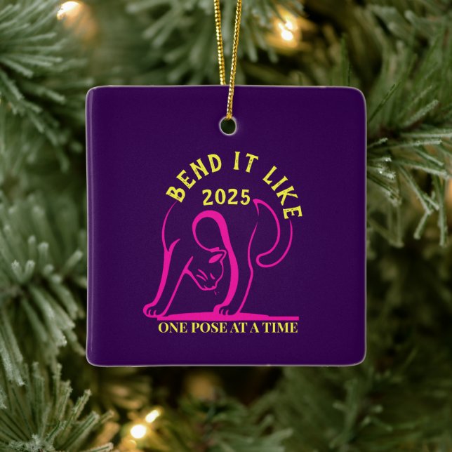 Anpassbare "Bend It Like 2025" Yoga Katze Keramikornament (Baum)