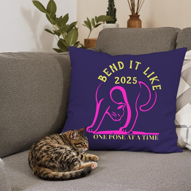 Anpassbare "Bend It Like 2025" Yoga Katze Kissen (Von Creator hochgeladen)