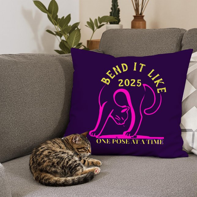 Anpassbare "Bend It Like 2025" Yoga Katze Kissen (Von Creator hochgeladen)