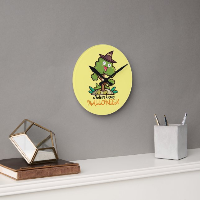Anpassbare Halloween-Hexenbaum Runde Wanduhr (Büro)
